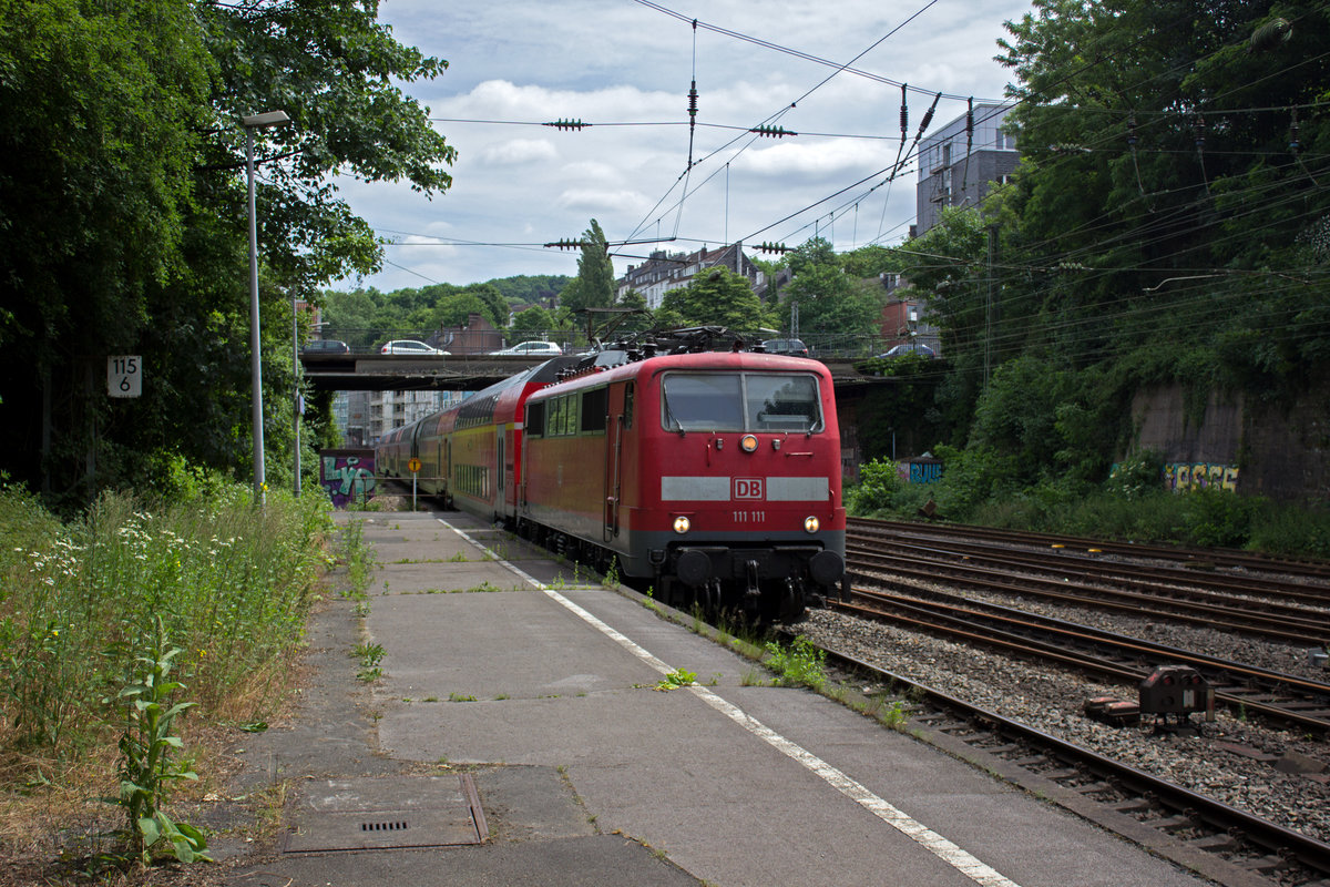 Schnapszahllok 111 111 war am 08.06.17 f�r den RE4 eingeteilt. Hier erreicht sie mit ihrer DOSTO-Garnitur Wuppertal Hauptbahnhof.