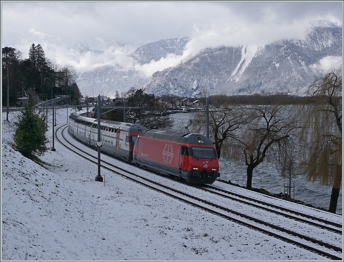 Schnee am Ufer des Genfer Sees ist relativ selten und wenn dann schmilzt er durch die Wärme des Sees recht rasch. Somit nutzte ich bei einem kleine Spaziergang sozusagen jede Flocke um die zumindest augenscheinlich winterliche Stimmung festzuhalten. 

Gleich mit zwei Re 460 ist ein IR90 von Birg nach Genève Aéroport kurz nach Villeneuve unterwegs

25. Januar 2021