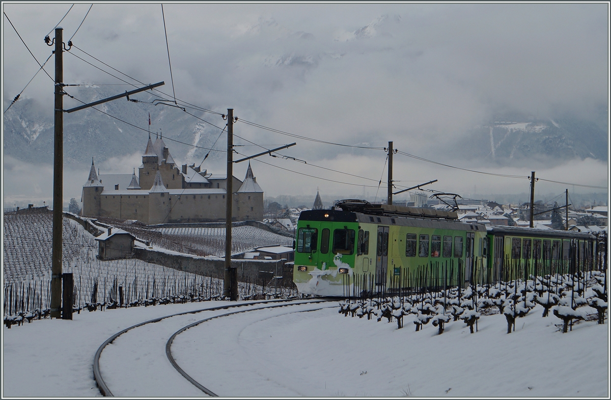 Schneebilder der ASD sind nicht selten, doch nicht all zu oft stammen sie aus Aigle: Der ASD Regionalzug 428 in den Weinbergen oberhalb von Aigle. 
2. Februar 2015