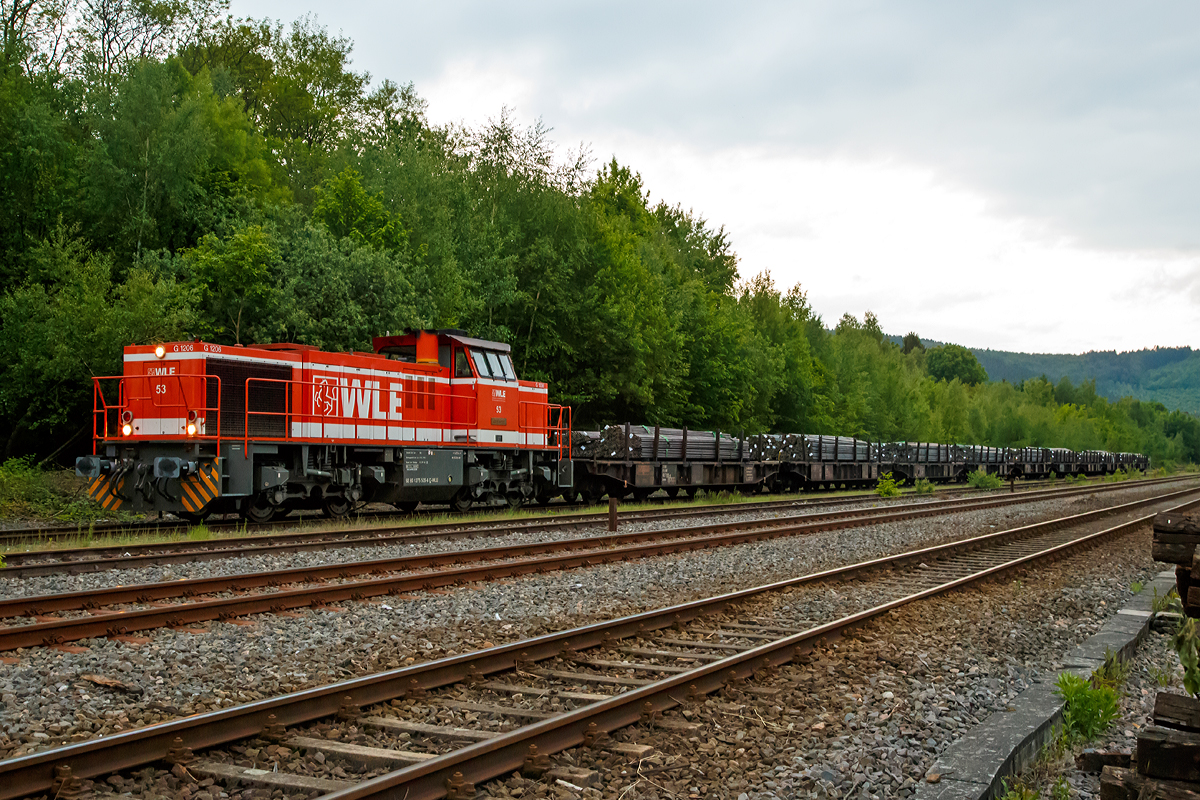 
Schnell noch vor der Arbeit ein Bahnbild.....
Am 26.05.2015 morgens um 5:37 Uhr hat die WLE 53  Kreis Soest  (275 505-6) der Westfälische Landes-Eisenbahn GmbH (Lippstadt) im Bahnhof Herdorf noch Hp 0, das Stellwerk ist nach nicht besetzt.
 
Am Haken hat die G 1206 mit Luppen (Rohrrohlinge) beladene Schwerlastwagen, und ist auf dem Weg nach Burbach-Holzhausen zu der Salzgitter Mannesmann Precision GmbH. Dort werden aus den Luppen nahtlosen kaltgezogenen Präzisionsstahlrohre oder Profilstahlrohre.

Die Lok, eine Vossloh G 1206 (ehem. MaK), wurde 2008 unter der Fabriknummer 5001639 gebaut, sie hat die NVR-Nummer 92 80 1275 505-6 D-WLE und EBA-Nummer EBA 08D08M 005.
