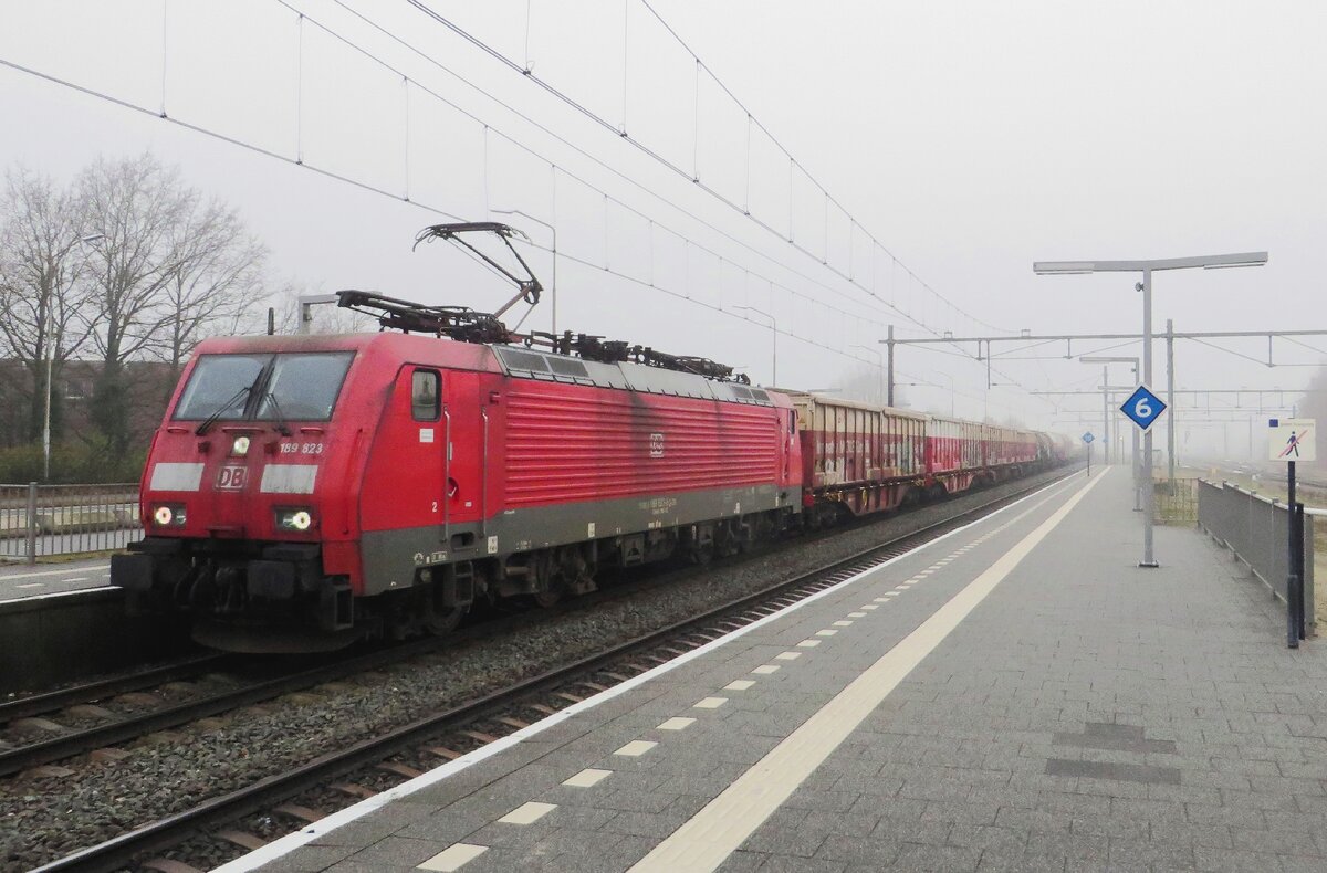 Schnurrbart und Mischer: DB 189 823 zieht ein Mischguterzug durch Blerick am 16 Dezember 2021.