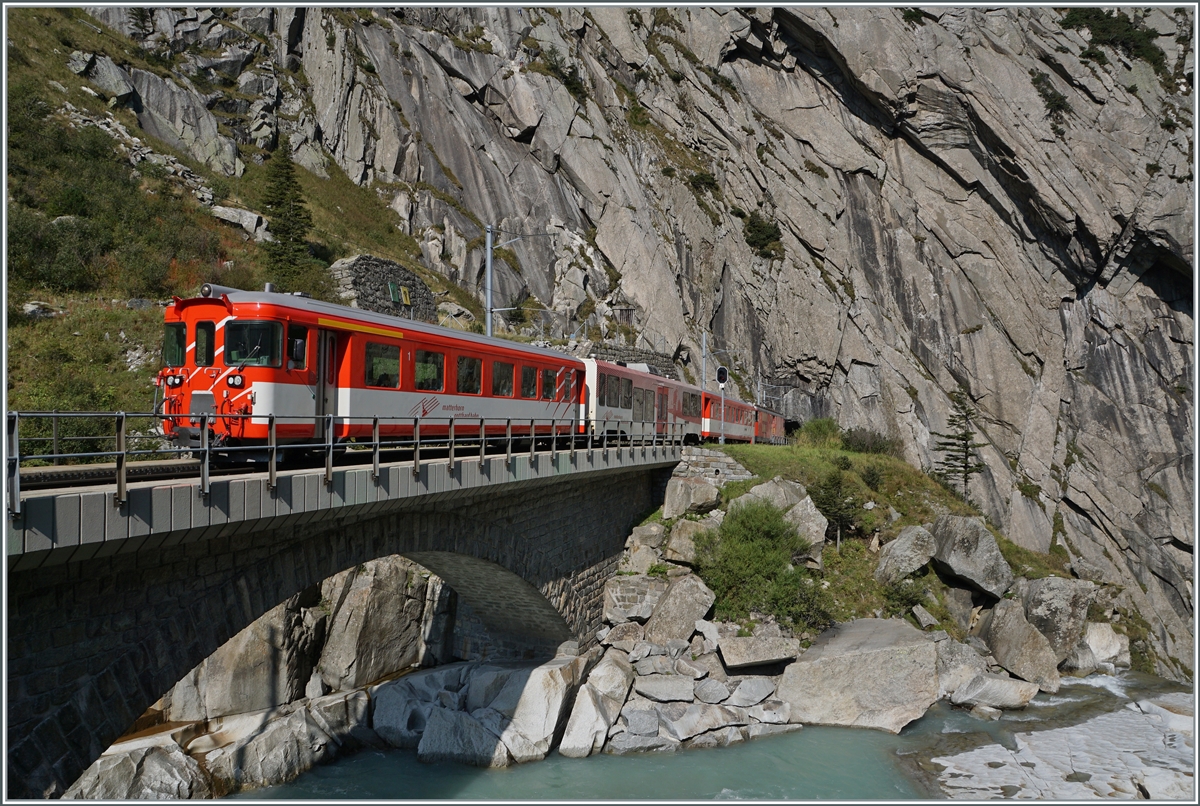 Schöllenenbahn Impressionan (Strecke Andermatt - Göschenen) bei der  Teufelsbrücke  mit MGB Regionalzügen von und nach Göschenen.

13. Sept. 2020