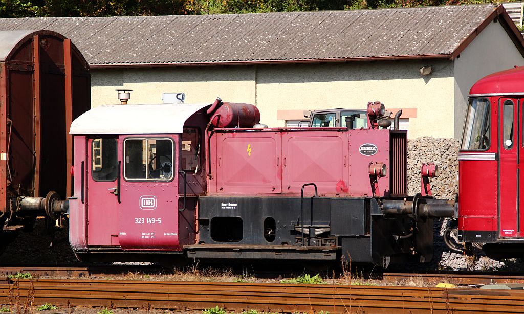 Schöner alter Rangierdiesel...323 149-5(ausgeliefert als Köf 6436, z-gestellt und ausgemustert im Jahre 1990 und seit 2002 bei der EVB Eifelbahn-Verkehrsgesellschaft Linz(Rhein). 30.09.12