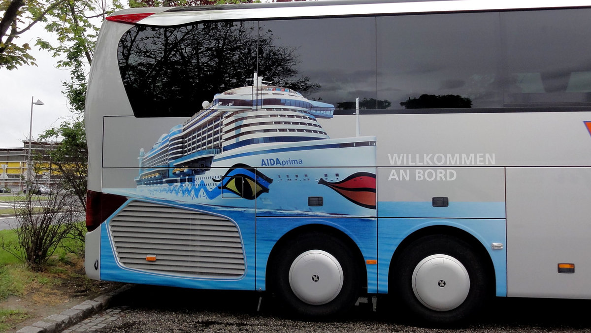 Schnes Seitendekorbild am Setra 516 HDH von Sramek Reisen aus Wien,in Krems gesehen.