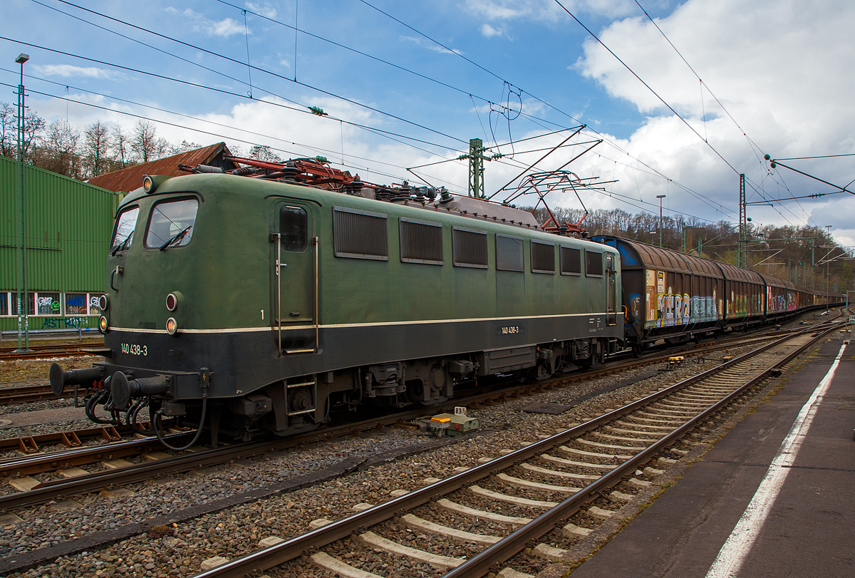 Schon 58 Jahre alt und immer noch schön....
Die 140 438-3 (91 80 6140 438-3 D-BYB) der BayernBahn GmbH, ex DB E 40 438, fährt am 15.04.2020, mit dem sogenannten  Henkelzug  (Langenfeld/Rhld. nach Gunzenhausen), durch Betzdorf (Sieg) in Richtung Siegen.

Die Lok wurde 1963 von Henschel & Sohn in Kassel unter der Fabriknummer 30669 gebaut, der elektrische Teil ist von BBC (Brown, Boveri & Cie.) aus Mannheim. Als E 40 438 wurde sie 1963 von der Deutsche Bundesbahn in Dienst gesetzt, mit der Einführung des EDV-Nummernsystems wurde sie zum 01.01.1968 zur DB 140 438-3, die Ausmusterung bei der DB Schenker erfolgte 2012 und sie wurde an die BayernBahn GmbH verkauft. Dort wurde wieder die Ursprungsfarbgebung (chromoxidgrün).

Die E 40 der Deutsche Bundesbahn und ab dem Jahr 1968 als Baureihe 140 geführten Loks sind technisch gesehen eine E 10.1 ohne elektrische Bremse, jedoch mit geänderter Übersetzung des Getriebes. Mit 879 Exemplaren ist die E 40 die meistgebaute Type des Einheitselektrolokprogramms der Deutschen Bundesbahn. Ihre zulässige Höchstgeschwindigkeit betrug am Anfang entsprechend ihrem vorgesehenen Einsatzgebiet im mittelschweren Güterzugdienst 100 km/h, diese wurde im Juni 1969 jedoch auf 110 km/h erhöht, um die Züge zu beschleunigen und die Loks auch besser im Personen-Berufsverkehr einsetzen zu können.

TECHNISCHE DATEN:
Spurweite: 1.435 mm
Achsanordnung: Bo´Bo´
Länge über Puffer: 16.440 mm
Drehzapfenabstand: 7.900 mm
Achsstand in den Drehgestellen: 3.400 mm
Gesamtachsstand: 11.300 mm
Treibrad-Durchmesser: 1.250 mm
Dienstgewicht:  86t
Achslast: 21,5t
Zulässige Höchstgeschwindigkeit: 110 Km/h
Stromsystem: Einphasen-Wechselstrom 15 000 V, 16 ²/³ Hz
Nennleistung: 3.700 kW (5.032 PS)
Zugkraft: 336 kN
Nennleistung Trafo: 4040 kVA
Anzahl Fahrstufen:  28
Anzahl Fahrmotoren:  4
Fahrmotor-Typ: SSW WB 372

Beschaffungskosten:  ca. 1.226.000 DM

Wie alle Lokomotiven des Einheitslokomotivprogramms hatte die Baureihe E 40 als geschweißte Kasten-Konstruktionen mit Drehzapfen ausgeführte Drehgestelle und geschweißte Kastenaufbauten mit Lüftergittern. Die ebenfalls geschweißten Lokkästen unterscheiden sich im Wesentlichen nur durch ihre Länge und die Anordnung von Seitenfenstern und Lüftergittern von den anderen Einheitslokbaureihen. Der Rahmen stützt sich über Schraubenfedern und Gummielemente auf die Drehgestelle ab. Als Bremse wird eine indirekt wirkende Druckluftbremse Bauart Knorr und zum Rangieren eine direkt wirkende Zusatzbremse verwendet. Die Bremsklötze der E 40 sind im Vergleich zu denen der E 10 kleiner ausgeführt.

Die Fahrmotoren sind 14-polige Motoren vom Typ WB 372, wie sie später auch bei den Baureihen 111 und 151 weiterverwendet wurden. Wie bei allen Loks des Einheitslokprogramms wurde der Gummiringfeder-Antrieb der Siemens-Schuckertwerke (SSW) eingesetzt, der sich bei den ersten E 10.0 überdurchschnittlich gut bewährt hatte.

Auf dem Dach befinden sich die Scheren-Stromabnehmer Bauart DBS 54a, daran schließen sich die obligatorischen Dachtrenner, der Druckluft-Hauptschalter und Oberspannungswandler zur Überwachung der Spannung des Fahrdrahts an. Die Transformatoren sind Dreischenkel-Trafos mit Ölkühlung, an denen das Schaltwerk mit 28 Fahrstufen angeschlossen ist. Die Steuerung ist als Nachlaufsteuerung ausgelegt, bei der der Lokführer die Fahrstufe vorwählt und das Schaltwerk die gewählte Stellung selbsttätig anläuft. Im Notbetrieb ist eine Handsteuerung über eine Kurbel, oder ab 140 757, mit einer Auf/Ab-Flippersteuerung möglich
