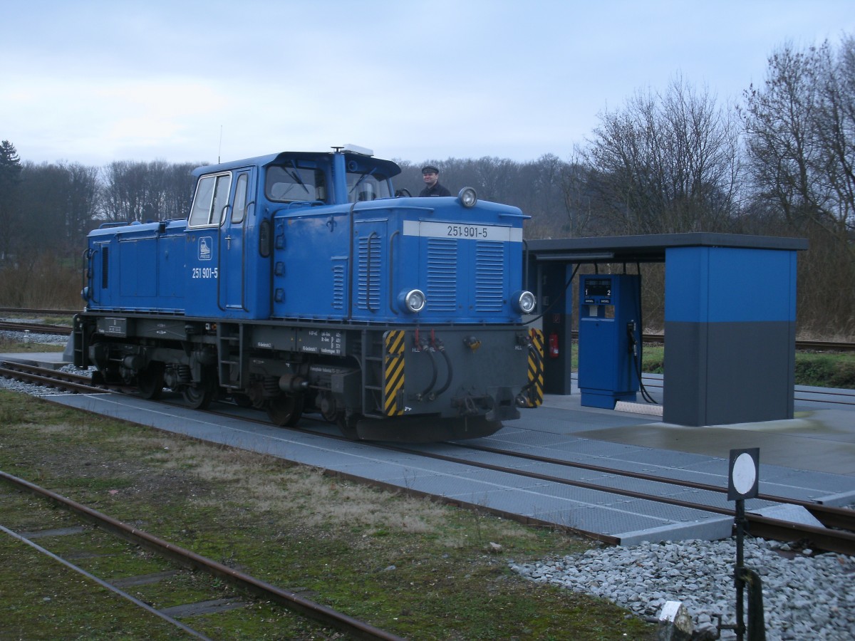 Schon etwas Glück muß man schon haben um die 251 901 beim Tanken,an der Putbuser Tankstelle,zuerwischen.Am 02.Januar 2014 war ich zur Stelle.