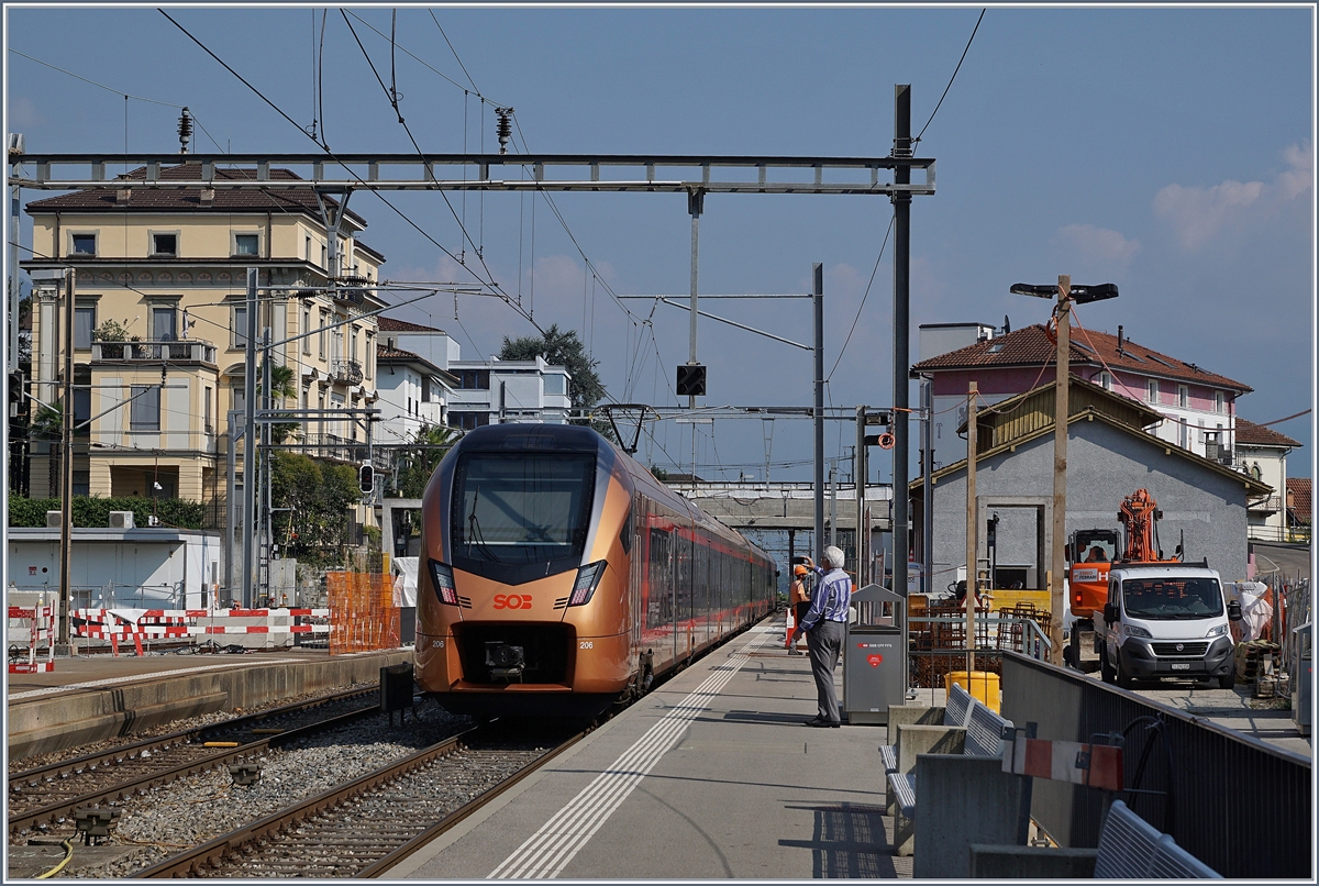 Schon fast ein Bild aus der Zukunft: Ein SOB  Traverso  verlässt Locarno in Richtung Bellinzona. Ab dem nächsten Fahrplanwechsel (bzw. Anfang April 2021) verkehren (wieder) stündlich direkte Züge von Locarno nach Basel bzw. alternierend nach Zürich über die Gotthard Panorama Strecke via Airolo und Göschenen, die jedoch nicht mehr wie früher mit SBB Re 4/4 II und Komposition, sondern mit SOB RABe 526  TRAVERSO  gefahren werden. Im Bild der SOB RABe 526 206-8 (UIC 94 85 7 526 206-8 CH-SOB) auf einer Testfahrt.

15. Sept. 2020 