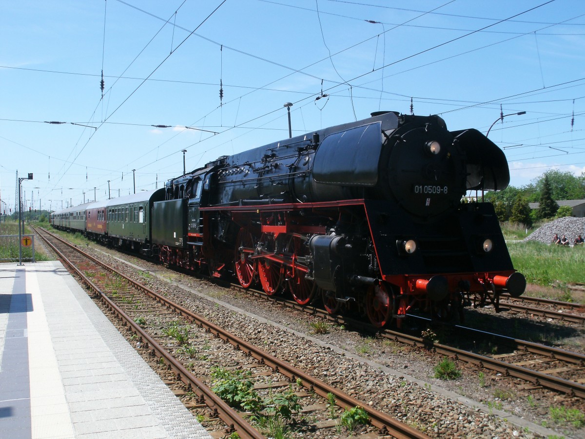 Schon jedes Jahr trifft man jetzt die 01 0509 auf Rügen zum Putbuser Bahnhofsfest.Am 04.Juni 2011 kam die Lok das erste Mal nach Rügen und stand zum Zeitpunkt meiner Aufnahme in Bergen/Rügen.