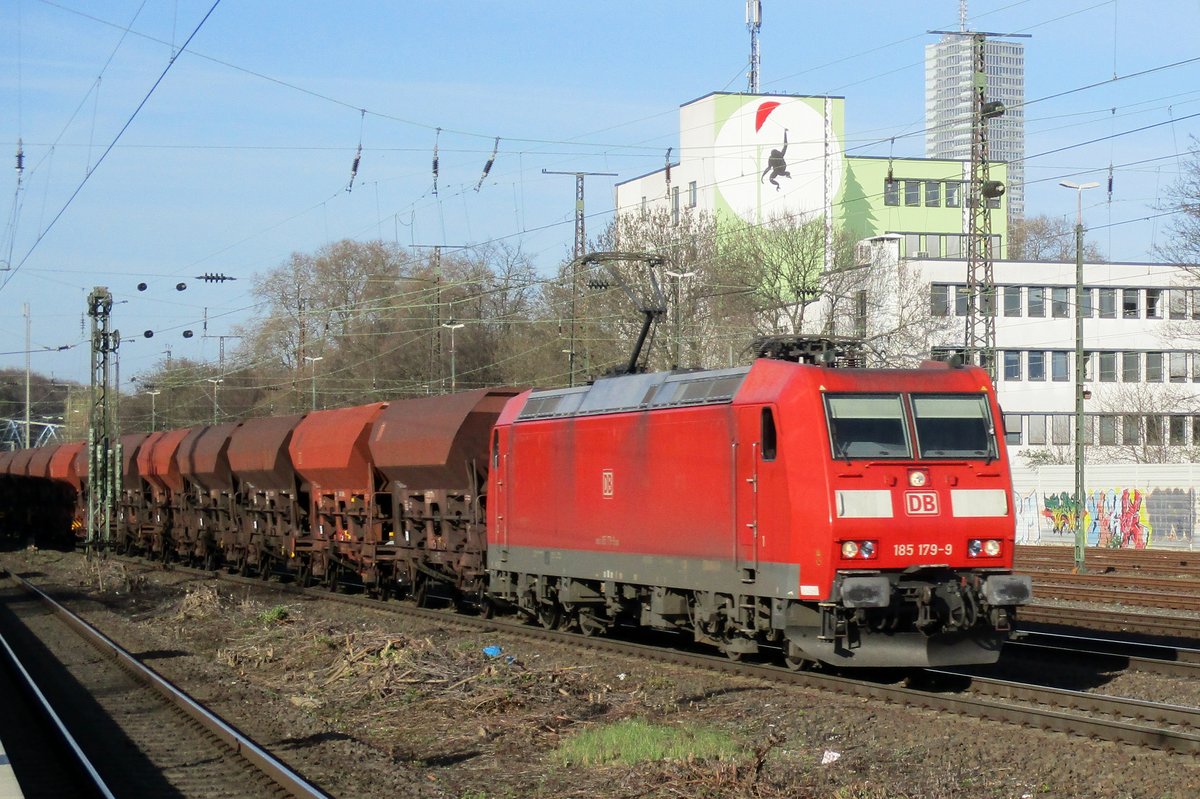 Schotterzug mit 185 179 durchfahrt am 24 März 2017 Köln West.