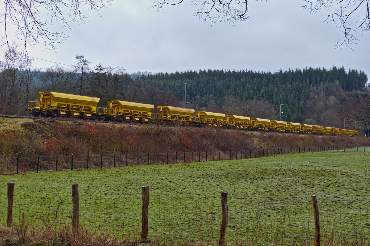 Schüttgutwagenzug der Gattung Faccs-zz und Gattung Faccs-z, nahe Mecher aufgenommen. 12.04.2021