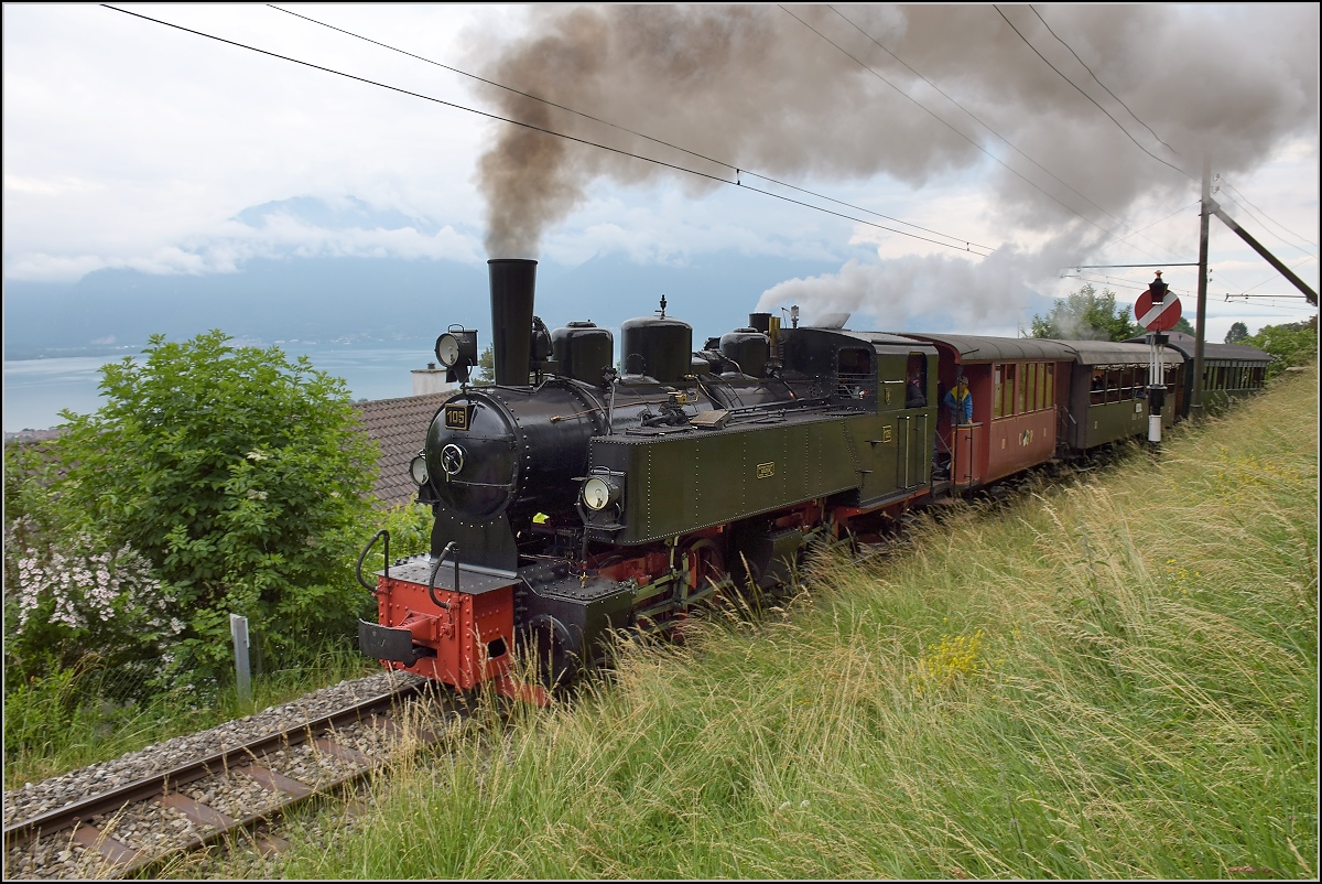 Schwarzwälderin am Genfer See. Mallet G 2x2/2 105 war einst bei der Zell-Todtnau-Bahn beschäftigt, zuvor bei der Kleinbahn Haspe-Voerde-Breckerfeld bei Hagen. 1968 rettete die Museumsbahn Blonay-Chamby das Schwarzwälder Kleinod. Eine baugleiche Maschine ist mit der 99 5906 bei den Harzer Schmalspurbahnen in Betrieb. Blonay, Juni 2017.