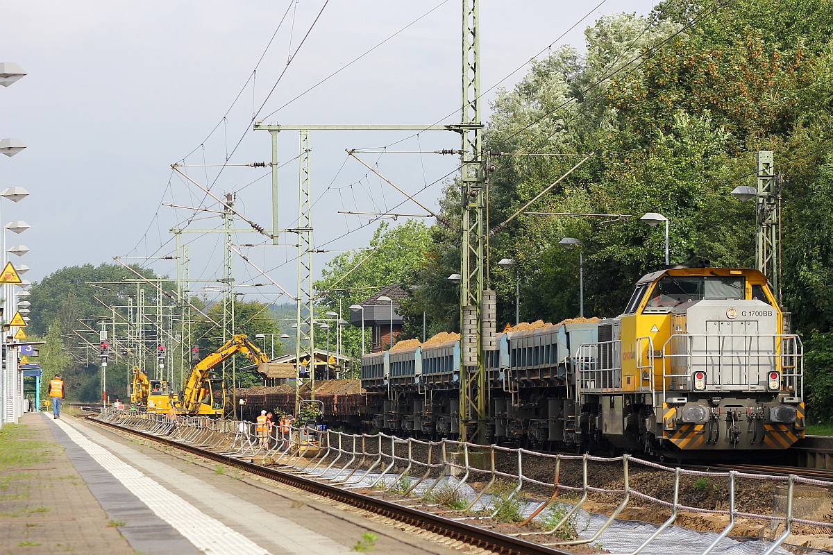 Schweerbau 277 030-3 steht hier mit frischem Sand und einigen Abraum-Wagen die noch beladen werden im Bhf von Schleswig. 04.09.2015