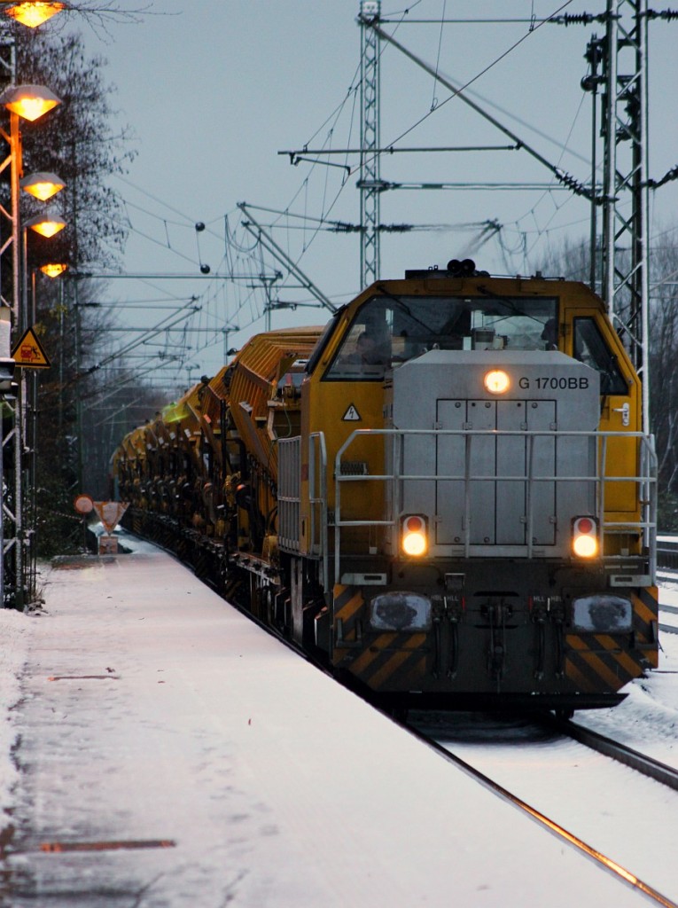 Schweerbau/LDS 1277 031-1 dieselt hier aus Kiel kommend mit einer P&T MFS 100 Einheit durch Schleswig...22.11.2015