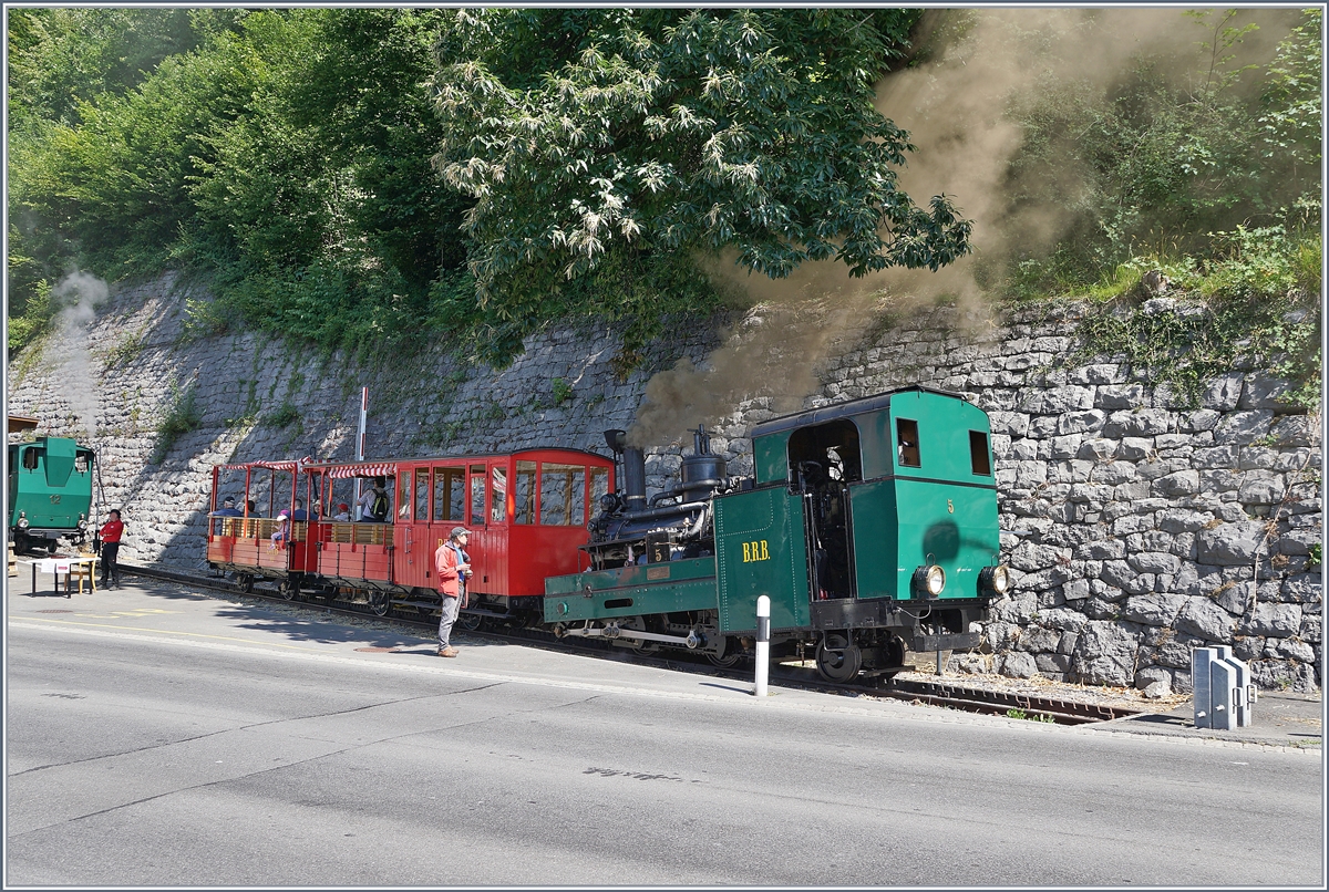 Schweizer Dampftage Brienz 2018: die BRB H 2/3 N° 5 wartet ma östlichsten Ende des BRB Bahnhofs von Brienz auf Fahrgäste nach Gäldried (und zurück).
30. Juni 2018