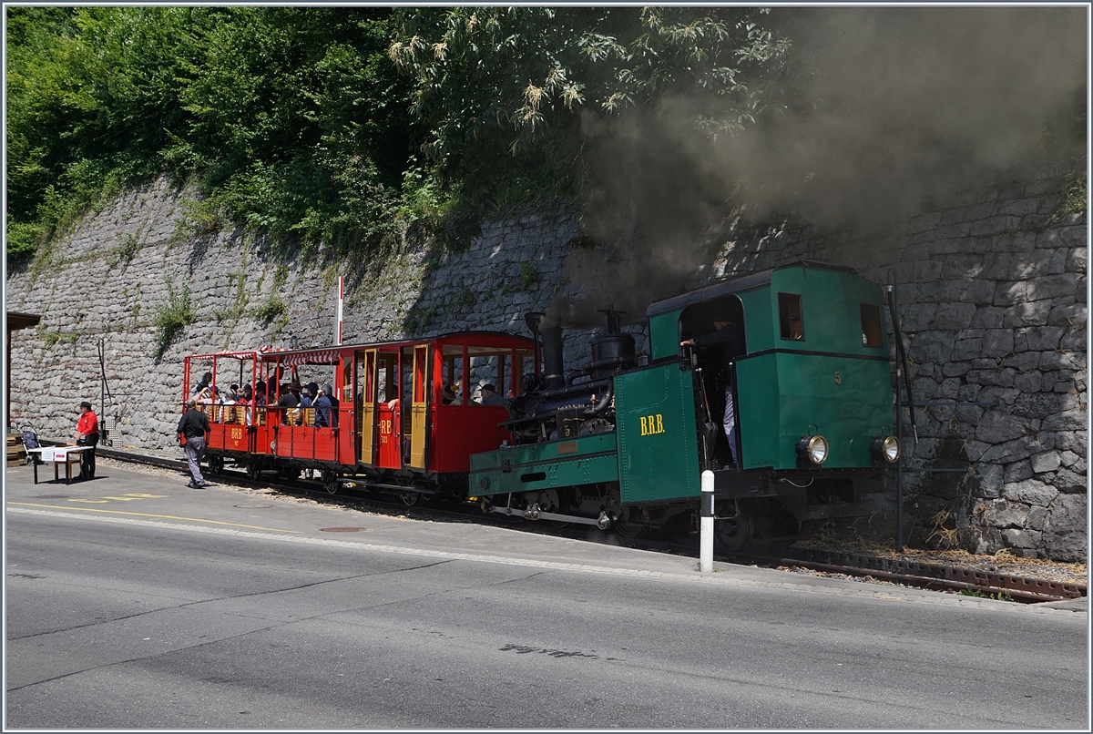 Schweizer Dampftage Brienz 2018: die BRB H 2/3 N° 5 wartet ma östlichsten Ende des BRB Bahnhofs von Brienz auf Fahrgäste nach Gäldried (und zurück).
 30. Juni 2018 