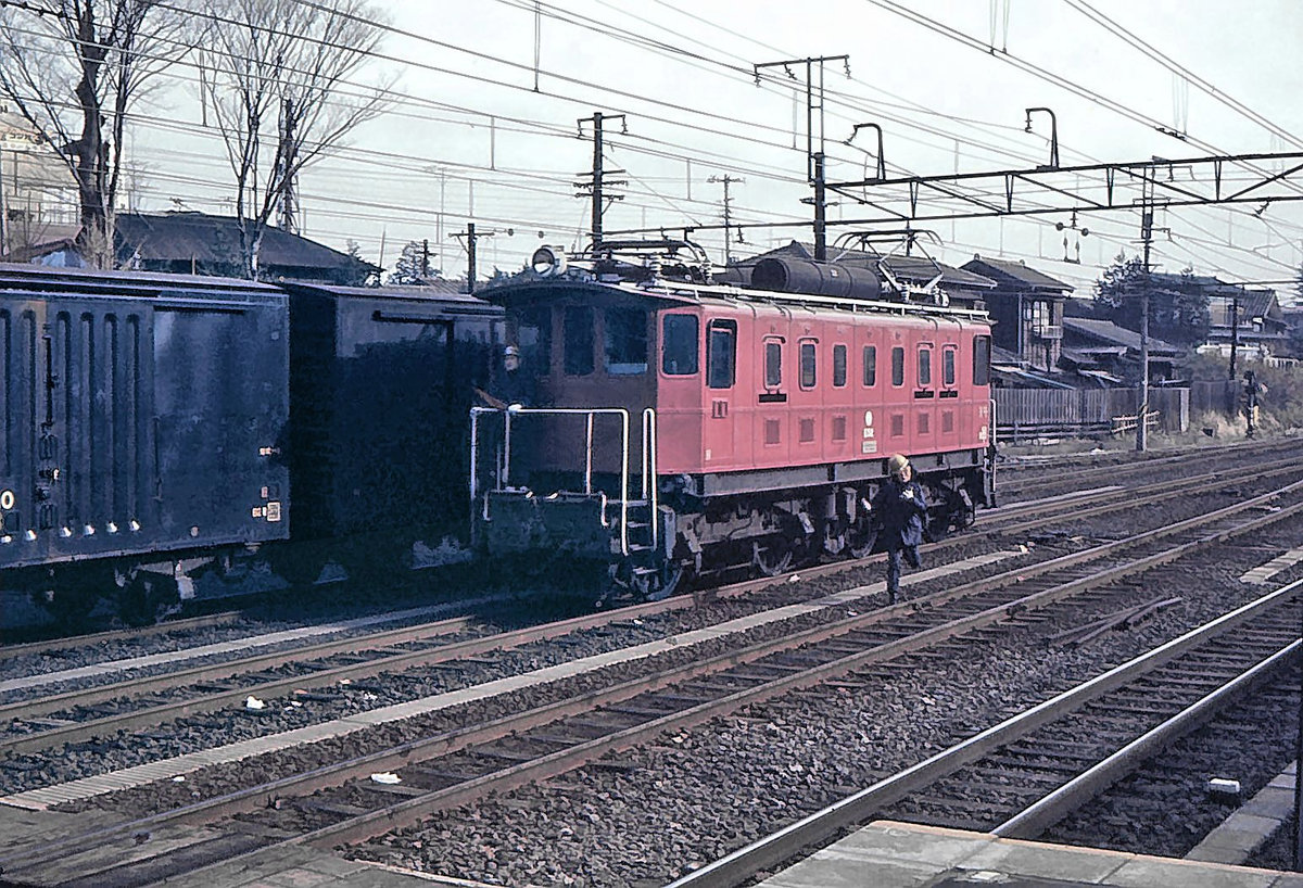 Schweizer Loks in Japan: Typ Seibu E 51, Lok E 52 rangiert in Kokubunji, einem Vorort von Tokyo. 5.Januar 1973 