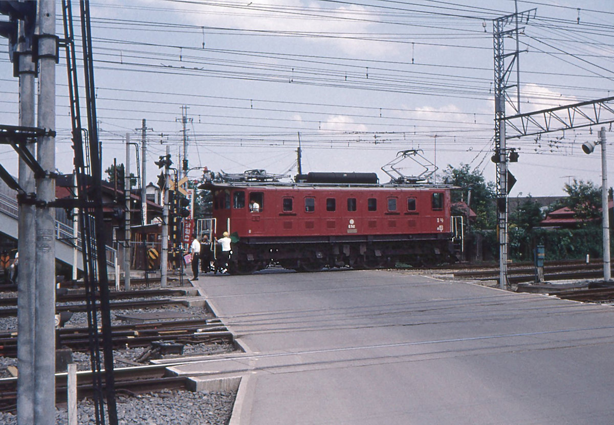 Schweizer Loks in Japan: Typ Seibu E 51: Lok E 52 beim Rangieren in Tokorozawa, 10. Juni 1972 