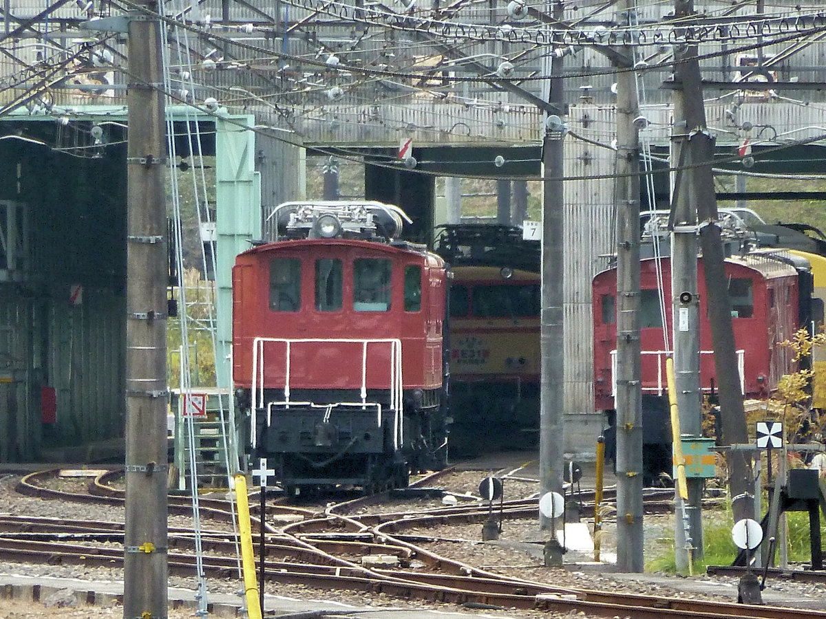 Schweizer Loks in Japan: Typ Seibu E 51: Mit starkem Zoom ergibt sich ein Blick auf Lok E 52 in der Einstellhalle von Yokoze in den Chichibu-Bergen, 23. Oktober 2011