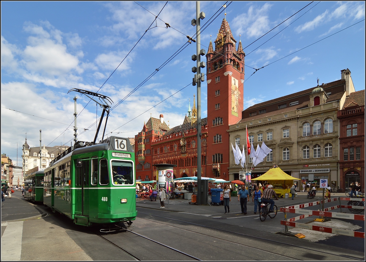 Schweizer Standardwagen Be 4/4 460 vor dem Basler Rathaus. September 2015.