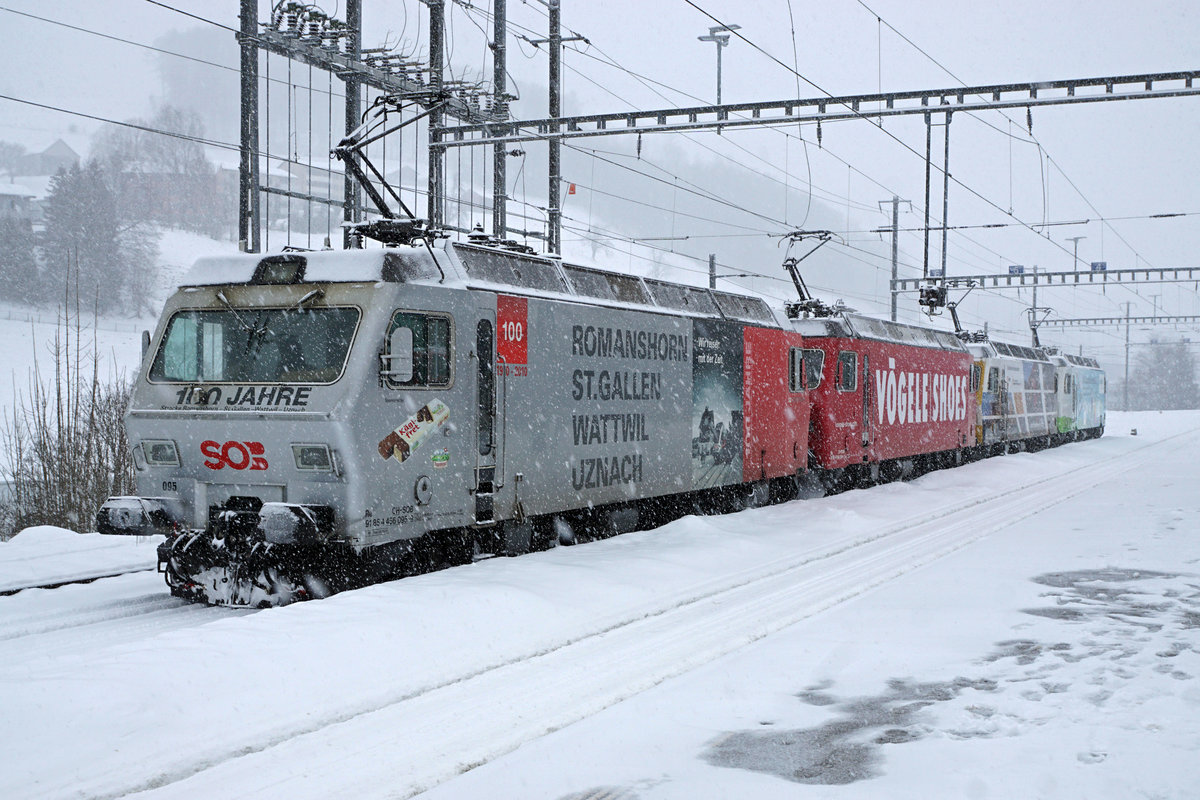 Schweizerische Südostbahn/SOB.
Re 456 Lokomotiven adieu!
Bei sehr starken Schneefällen und grosser Kälte verabschiedete sie die SOB mit verschiedenen Aufstellungen sowie einer Abschiedsfahrt Herisau-Degersheim von den Re 456 091 - Re 456 096. Diese sehr schönen und robusten Lokomotiven wurden in den Jahren 1987 bis 1988 in Betrieb genommen für die Führung vom Voralpen Express. Zwei Re 456 werden von der Oensingen-Balsthal-Bahn/OeBB übernommen wo sie im Güterverkehr eingesetzt werden. Zwei Re 456 ergänzen den Fuhrpark der Sihltal-Zürich-Uetliberg-Bahn/SZU. Unbekannt ist die Zukunft der restlichen Lokomotiven. Die sämtlichen bereits historischen Abschiedsaufnahmen sind am 27. Januar 2021 in Herisau entstanden.
Foto: Walter Ruetsch