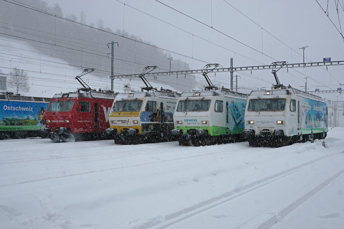 Schweizerische Südostbahn/SOB.
Re 456 Lokomotiven adieu!
Bei sehr starken Schneefällen und grosser Kälte verabschiedete sie die SOB mit verschiedenen Aufstellungen sowie einer Abschiedsfahrt Herisau-Degersheim von den Re 456 091 - Re 456 096. Diese sehr schönen und robusten Lokomotiven wurden in den Jahren 1987 bis 1988 in Betrieb genommen für die Führung vom Voralpen Express. Zwei Re 456 werden von der Oensingen-Balsthal-Bahn/OeBB übernommen wo sie im Güterverkehr eingesetzt werden. Zwei Re 456 ergänzen den Fuhrpark der Sihltal-Zürich-Uetliberg-Bahn/SZU. Unbekannt ist die Zukunft der restlichen Lokomotiven. Die sämtlichen bereits historischen Abschiedsaufnahmen sind am 27. Januar 2021 in Herisau entstanden.
Foto: Walter Ruetsch