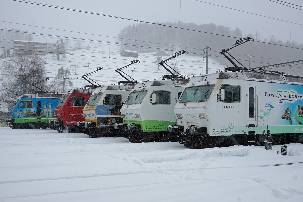 Schweizerische Südostbahn/SOB.
Re 456 Lokomotiven adieu!
Bei sehr starken Schneefällen und grosser Kälte verabschiedete sie die SOB mit verschiedenen Aufstellungen sowie einer Abschiedsfahrt Herisau-Degersheim von den Re 456 091 - Re 456 096. Diese sehr schönen und robusten Lokomotiven wurden in den Jahren 1987 bis 1988 in Betrieb genommen für die Führung vom Voralpen Express. Zwei Re 456 werden von der Oensingen-Balsthal-Bahn/OeBB übernommen wo sie im Güterverkehr eingesetzt werden. Zwei Re 456 ergänzen den Fuhrpark der Sihltal-Zürich-Uetliberg-Bahn/SZU. Unbekannt ist die Zukunft der restlichen Lokomotiven. Die sämtlichen bereits historischen Abschiedsaufnahmen sind am 27. Januar 2021 in Herisau entstanden.
Foto: Walter Ruetsch