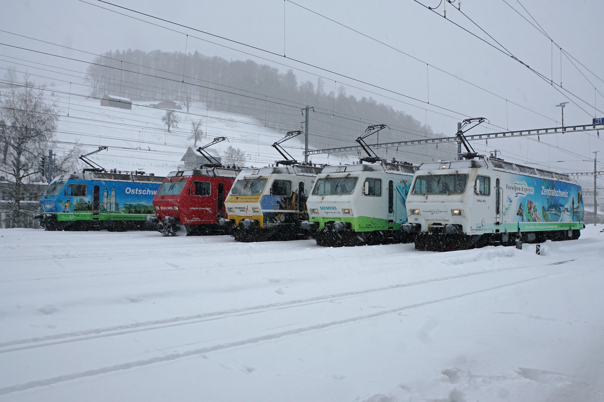 Schweizerische Südostbahn/SOB.
Re 456 Lokomotiven adieu!
Bei sehr starken Schneefällen und grosser Kälte verabschiedete sie die SOB mit verschiedenen Aufstellungen sowie einer Abschiedsfahrt Herisau-Degersheim von den Re 456 091 - Re 456 096. Diese sehr schönen und robusten Lokomotiven wurden in den Jahren 1987 bis 1988 in Betrieb genommen für die Führung vom Voralpen Express. Zwei Re 456 werden von der Oensingen-Balsthal-Bahn/OeBB übernommen wo sie im Güterverkehr eingesetzt werden. Zwei Re 456 ergänzen den Fuhrpark der Sihltal-Zürich-Uetliberg-Bahn/SZU. Unbekannt ist die Zukunft der restlichen Lokomotiven. Die sämtlichen bereits historischen Abschiedsaufnahmen sind am 27. Januar 2021 in Herisau entstanden.
Foto: Walter Ruetsch