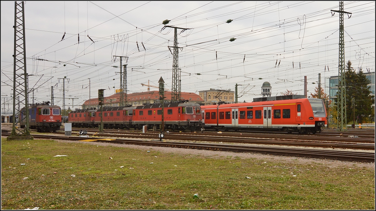Schweizverkehr in Singen. Die Re 421 wartet auf den IC nach Zürich, drei Re 6/6 warten auf ihren Einsatz vor Güterzügen im Gotthardverkehr und ein 426 macht sich als S-Bahn auf den Weg nach Schaffhausen. Oktober 2015.