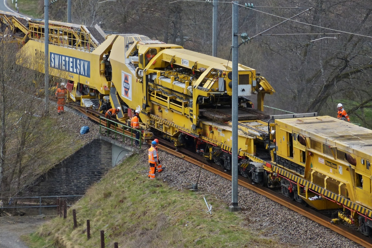 Schwellentransportschlitten 1, legt die neuen Schwellen auf dem Transportband der Arbeitsmaschine ab, fhrt dan einige Meter zurck..  Drauffelt 09.04.2021