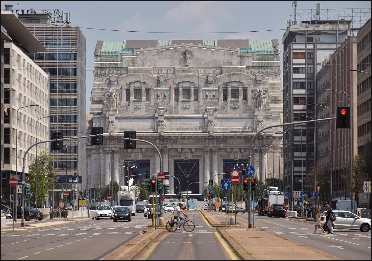 Schwer beeindruckend, die  südliche Endstation  der SBB...
Milano Centrale, Juni 2018. 