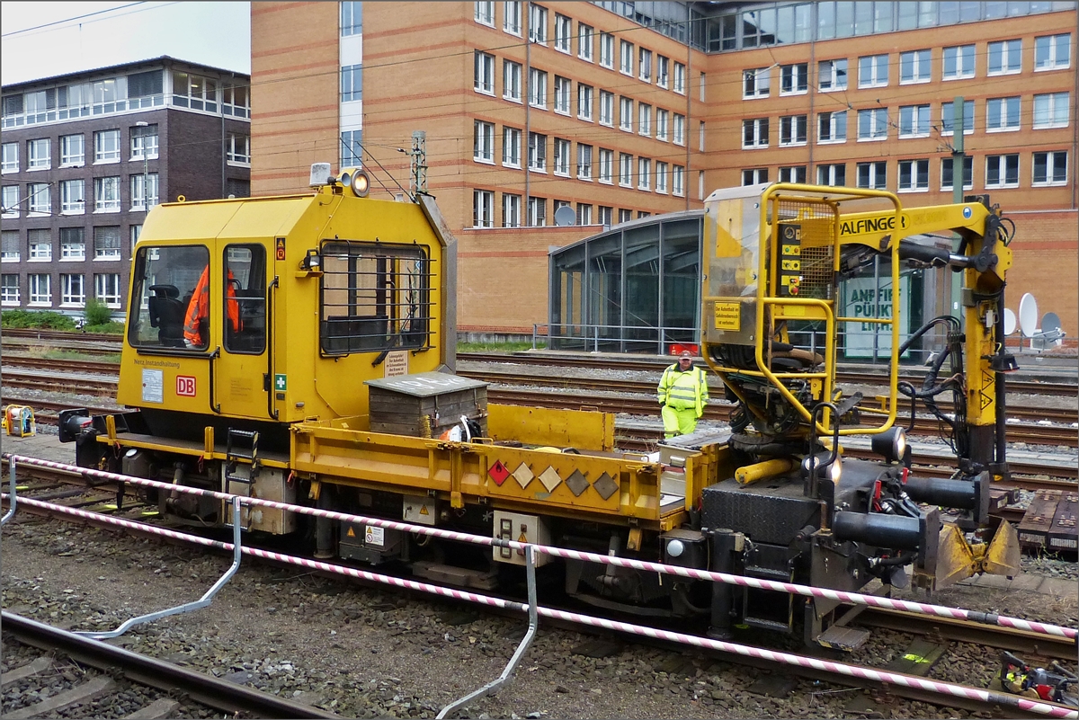 Schweres Nebenfahrzeug Art Gleisbaufahrzeug GAF 100 R (97 17 50 019 18-6), Gebaut bei GBM Bj 1996 unter der Bau Nr. 52.1.132; 6 Zyl. Dieselmotor; Vmax 100 km/h; mit Ladekran; aufgenommen bei Gleisbauarbeiten im Hbf Bremen. 18.09.2019