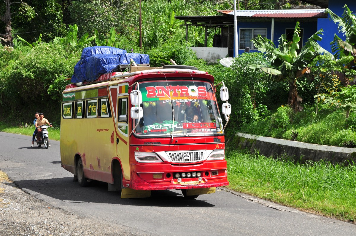  Schwungvollen  Mitsubishi Colt Diesel Kleinbus im Juni 2014 in Westsumatra gesehen.