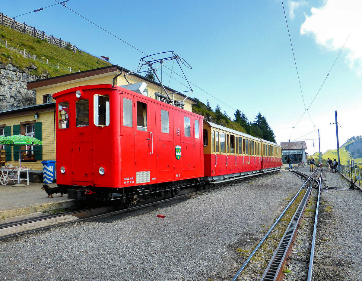 Schynige Platte Bahn: Lok 13 mit den Wagen 24 und 23 auf der Schynigen Platte. 22.August 2014. 