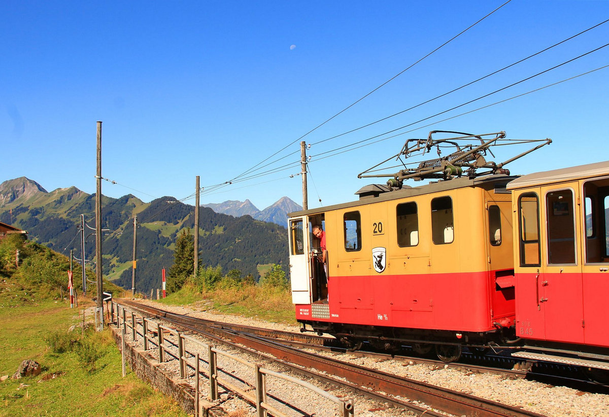 Schynige Platte Bahn: Lok 20 fährt aus der Station Breitlauenen aus in die Steigung ins Tal hinunter. 23.August 2016. 