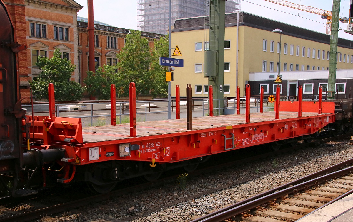 Sechachsiger Flachwagen für den Schwertransport der Gattung Samms489.1 registriert unter D-DB 31 80 4858 142-1. Bremen 10.07.21