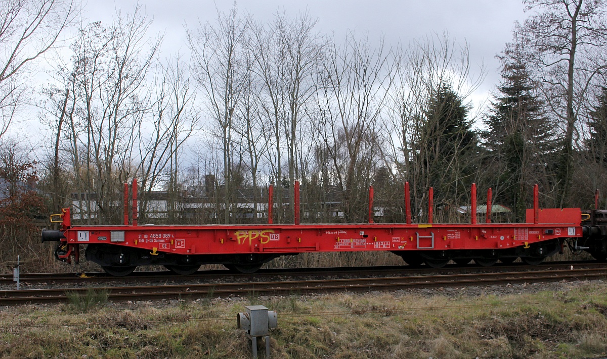 Sechachsiger Flachwagen für den Schwertransport der Gattung Samms489.1 registriert unter D-DB 31 80 4858 089-4. Niebüll 19.03.21