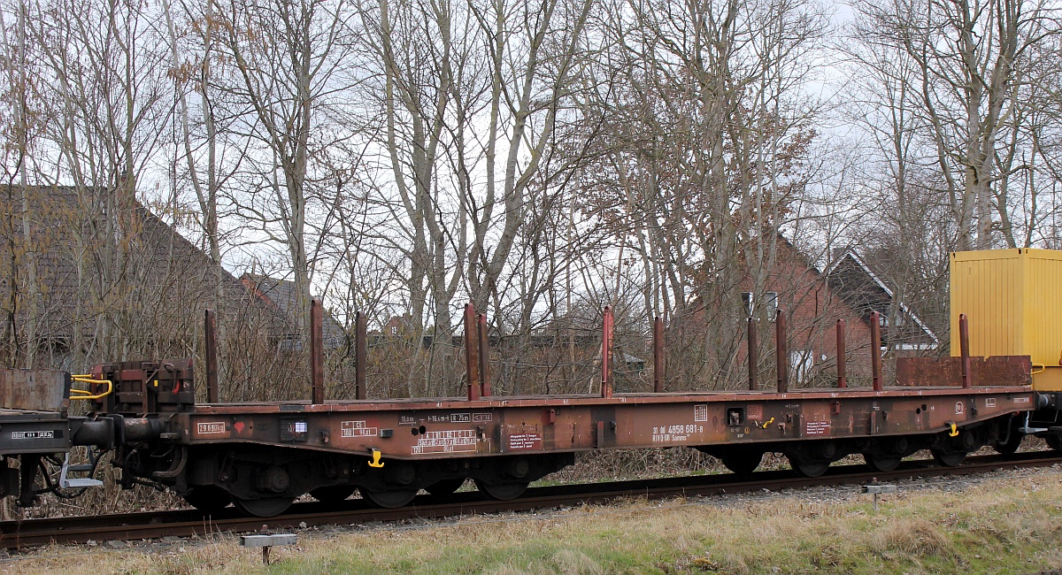 Sechachsiger Flachwagen für den Schwertransport der Gattung Samms709 registriert unter D-DB 31 80 4858 681-8. Niebüll 19.03.21