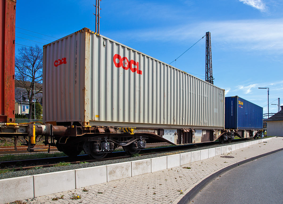 Sechsachsige Drehgestell-Gelenk-Containertragwagen 37 80 4952 331-9 D-AAEC der Gattung Sggmrs 90´23 der AAE Cargo AG (heute zur VTG AG), beladen mit zwei Containern, abgestellt am 17.04.2022 in Kreuztal beim Südwestfalen Container-Terminal (SWCT). 

Der Wagen wurde 2006 vom slowakischen Hersteller Tatravagónka a.s. in Poprad unter der Fabriknummer 269 gebaut.

TECHNISCHE DATEN:
VTG Typ: I71.090D
Spurweite: 1.435 mm
Länge über Puffer: 29.590 mm
Drehzapfenabstand: 2 x 11.995 mm
Achsabstand in den Drehgestellen: 1.800 mm
Ladelänge: 2 x 13.820 mm
Höhe der Ladeebene über S.O.: 1.155 mm
Eigengewicht: 29.000 kg
Max. Zuladung bei Lastgrenze S: 106 t (ab Streckenklasse D)
Max. Geschwindigkeit: 100 km/h (leer 120 km/h)
Kleinster befahrbarer Gleisbogen: R 75 m (150 m im Zugverband)
Bremse: 2 x KE GP-A (LL), Max. 90 t
Feststellbremse: Ja
