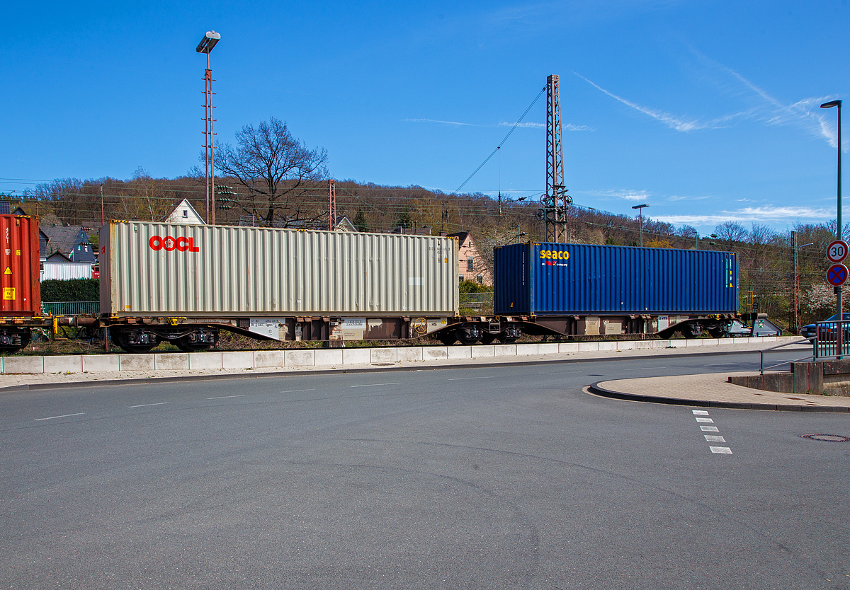 Sechsachsige Drehgestell-Gelenk-Containertragwagen 37 80 4952 331-9 D-AAEC der Gattung Sggmrs 90´23 der AAE Cargo AG (heute zur VTG AG), beladen mit zwei Containern, abgestellt am 17.04.2022 in Kreuztal beim Südwestfalen Container-Terminal (SWCT). 

Der Wagen wurde 2006 vom slowakischen Hersteller Tatravagónka a.s. in Poprad unter der Fabriknummer 269 gebaut.

TECHNISCHE DATEN:
VTG Typ: I71.090D
Spurweite: 1.435 mm
Länge über Puffer: 29.590 mm
Drehzapfenabstand: 2 x 11.995 mm
Achsabstand in den Drehgestellen: 1.800 mm
Ladelänge: 2 x 13.820 mm
Höhe der Ladeebene über S.O.: 1.155 mm
Eigengewicht: 29.000 kg
Max. Zuladung bei Lastgrenze S: 106 t (ab Streckenklasse D)
Max. Geschwindigkeit: 100 km/h (leer 120 km/h)
Kleinster befahrbarer Gleisbogen: R 75 m (150 m im Zugverband)
Bremse: 2 x KE GP-A (LL), Max. 90 t
Feststellbremse: Ja
