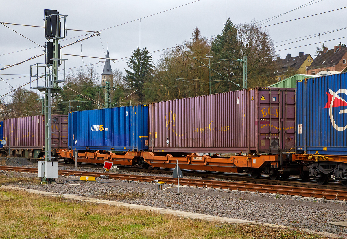 Sechsachsiger Gelenk-Taschenwagen (Doppeltaschenwagen Typ T3000es in Gelenkbauart, 33 85 4992 237-9 CH-WASCO, der Gattung Sdggmrss der WASCOSA AG am 05.01.2022 im Zugverband bei der Durchfahrt in Betzdorf (Sieg) in Richtung Kln.

Gebaut wurden diese Wagen, unter Lizenz von Ferriere Cattaneo (Schweiz), von Tatravagnka a.s. Poprad (Slowakei).

Diese Gterwagen sind zum Transport von kranmanipulierbaren Sattelaufliegern und genormten Wechselbehltern / Containern an allen europischen Eisenbahnstrecken mit Normalspurweite bestimmt.

Technische Daten
Spurweite: 1.435 mm
Eigengewicht: 35 t
Gewicht des beladenen Wagens: S/SS  135 / 120 t
Max. Radsatzlast S/SS: 22,5 t / 20 t
Max. Ladegewicht S/SS: 100 t / 85 t
Max. Geschwindigkeit bei Radsatzlast 20 t/22,5 t:  120/100 km/h
Lnge ber Puffer:34.200 mm
Drehzapfenabstand: 2 x 14.200 mm
Radsatzstand in den Drehgestellen: 1.800 mm
Ladelnge: 2 x 16.185 mm
Nutzbare Lnge des Raums zwischen den Schutztrger: 10.490 mm
Raumbreite zwischen Lngstrgern: min. 2 700 mm
Drehgestelltyp: 1 x Y25Ls(s)i1f und  2 x Y25Lssi1-K (niedrige Bauart)
Raddurchmesser: 920 mm (neu) / 860 mm (abgenutzt)
Sttzbock hhenverstellbar (Mae ber der Ladeebene der Tasche): 
untere Stellung:  880 mm 
mittlere Stellung: 980 mm 
obere Stellung: 1.130 mm
Bremse: 2 x KE-GP-A
Bremssohle: Jurid 816M (K-Sohle)
Kleinster  befahrbarer Kurvenradius: R 150 m (im Zugverband)
Intern. Verwendungsfhigkeit: TEN - GE