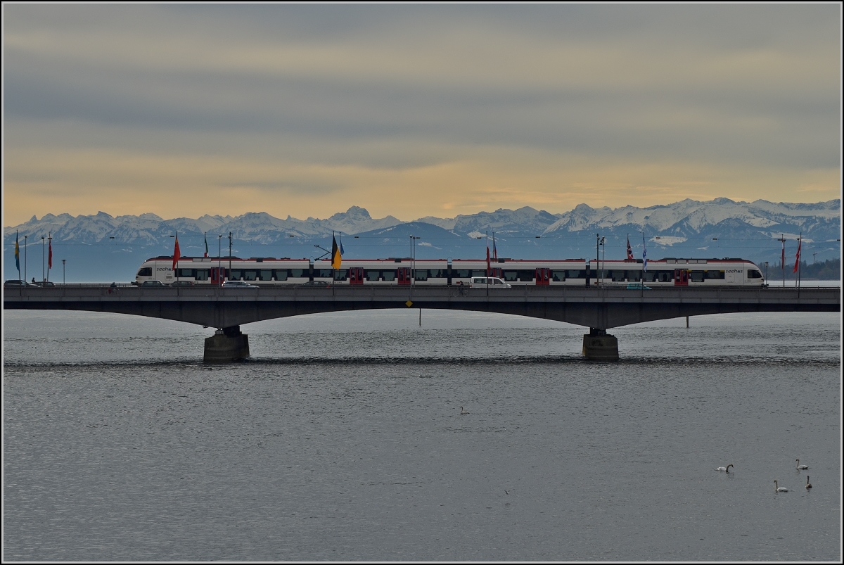 Seehas der SBB auf der Rheinbrücke in Konstanz. April 2013.