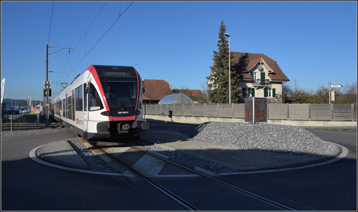 Seetalbahn, Kreisverkehr mit Bahnanschluss und RABe 520 003-0 mit schmalem Wagenkasten. Hallwil, Dezember 2016.