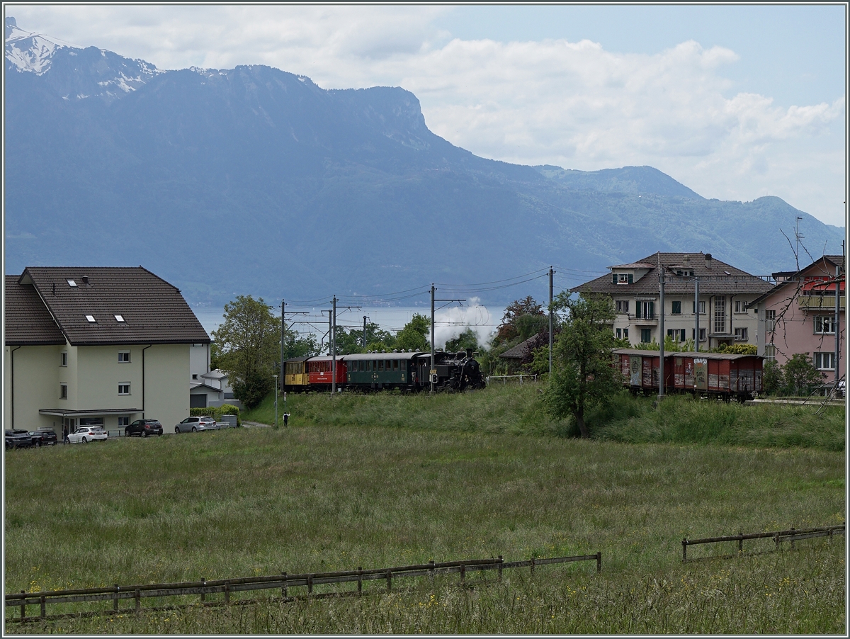 Sehr eindrücklich dann die  Bergfahrt , welche die HG 3/4 N° 3 jedoch nicht übermässig anzustrengen schien. Hier erreicht der Dampfzug St-Légier Gare, dass ohne Halt und recht schnell durchfahren wird. 
16. Mai 2016