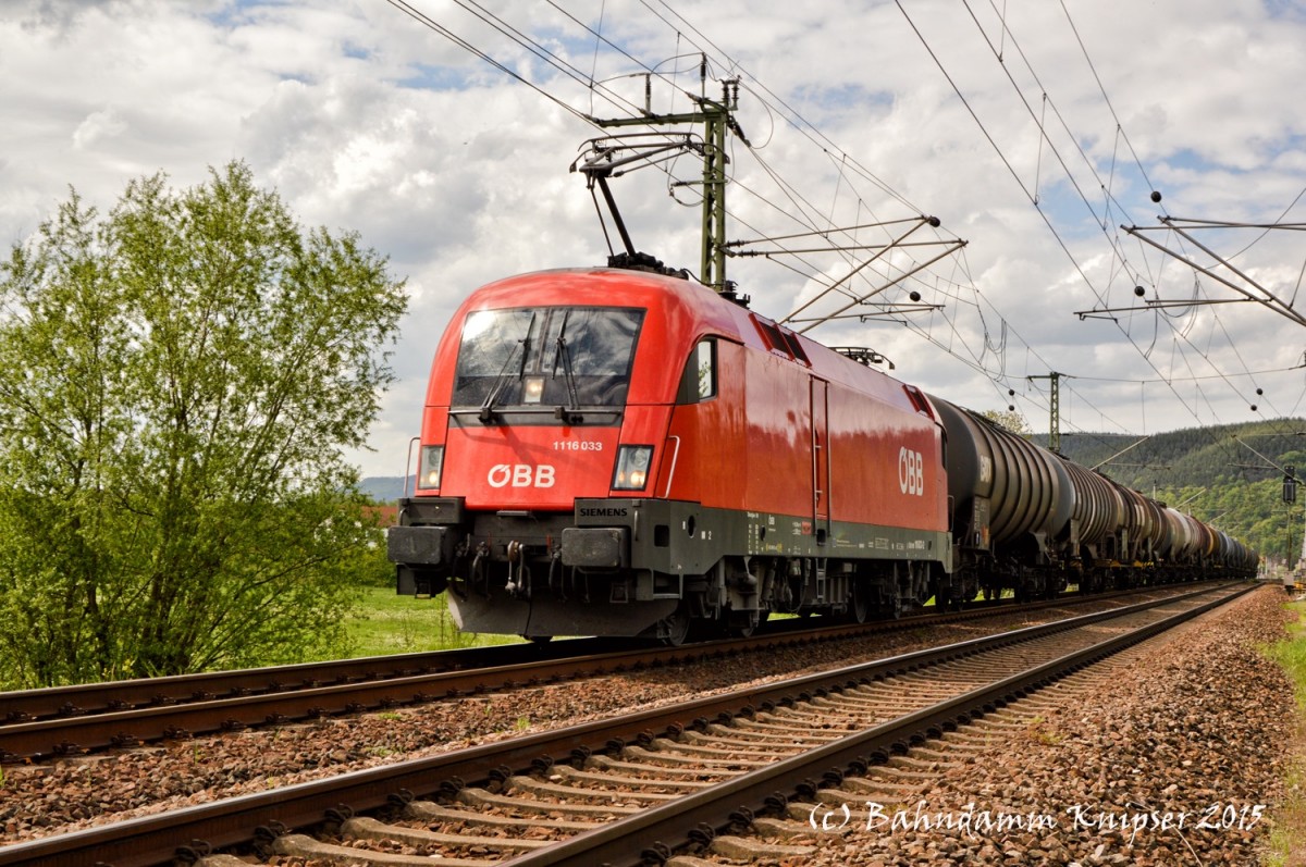 Sehr gefreut habe ich mich Anfang dieses Jahr diese E- Lok der �BB vor die Linse zu bekommen.
Fotostandort ist mein Garten um den mich viele Beneiden. Dieser liegt an der Saalebahn CA. 150m nach dem Einfahrsignal zum Bahnhof Saalfeld von Richtung Camburg kommend.
liebe Gr�sse Hartmut