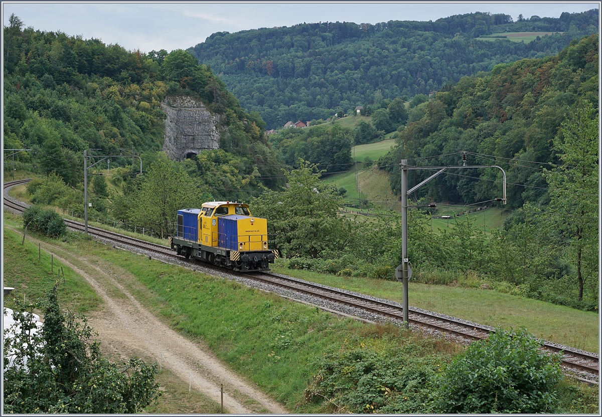 Seit 160 Jahren fahren Züge über den Hauenstein und obwohl die Strecke durch den Hauenstein Basistunnel bereists 1916 zur Nebenbahn degradiert wurde, gibt es wohl nicht viele Fahrzeugtypen, die hier noch nicht gesehen wurden. Zwischen Läufelfingen und Buckten zeigt sich die WRS (Widmer Rail Service) Am 847 906-5 (UIC 98 85 5 847 906-5 CH-WRSCH) freundlich zum Grusse hupend auf der Fahrt Richtung Sissach. 7. August 2018