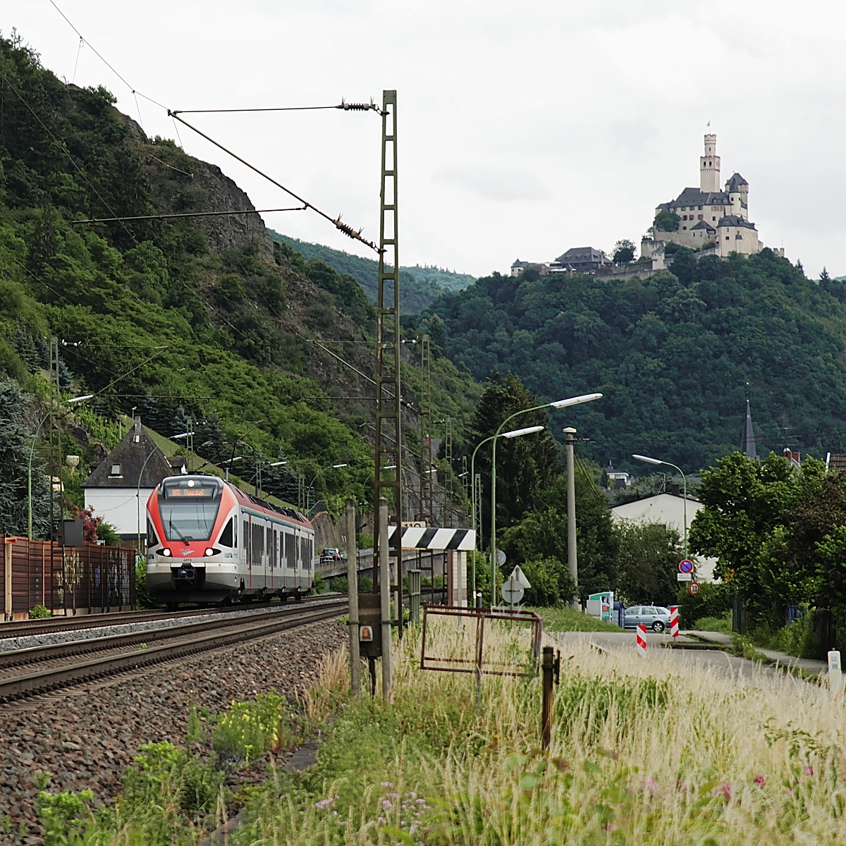 Seit 2010 betreibt Vias die rechtsrheinische Strecke Frankfurt - Wiesbaden - Koblenz/Neuwied. Eingesetzt werden drei- und vierteilige Stadler-Flirt. Am 16.06.2018 fährt ET 407 bei Braubach unterhalb der Marksburg Richtung Koblenz.