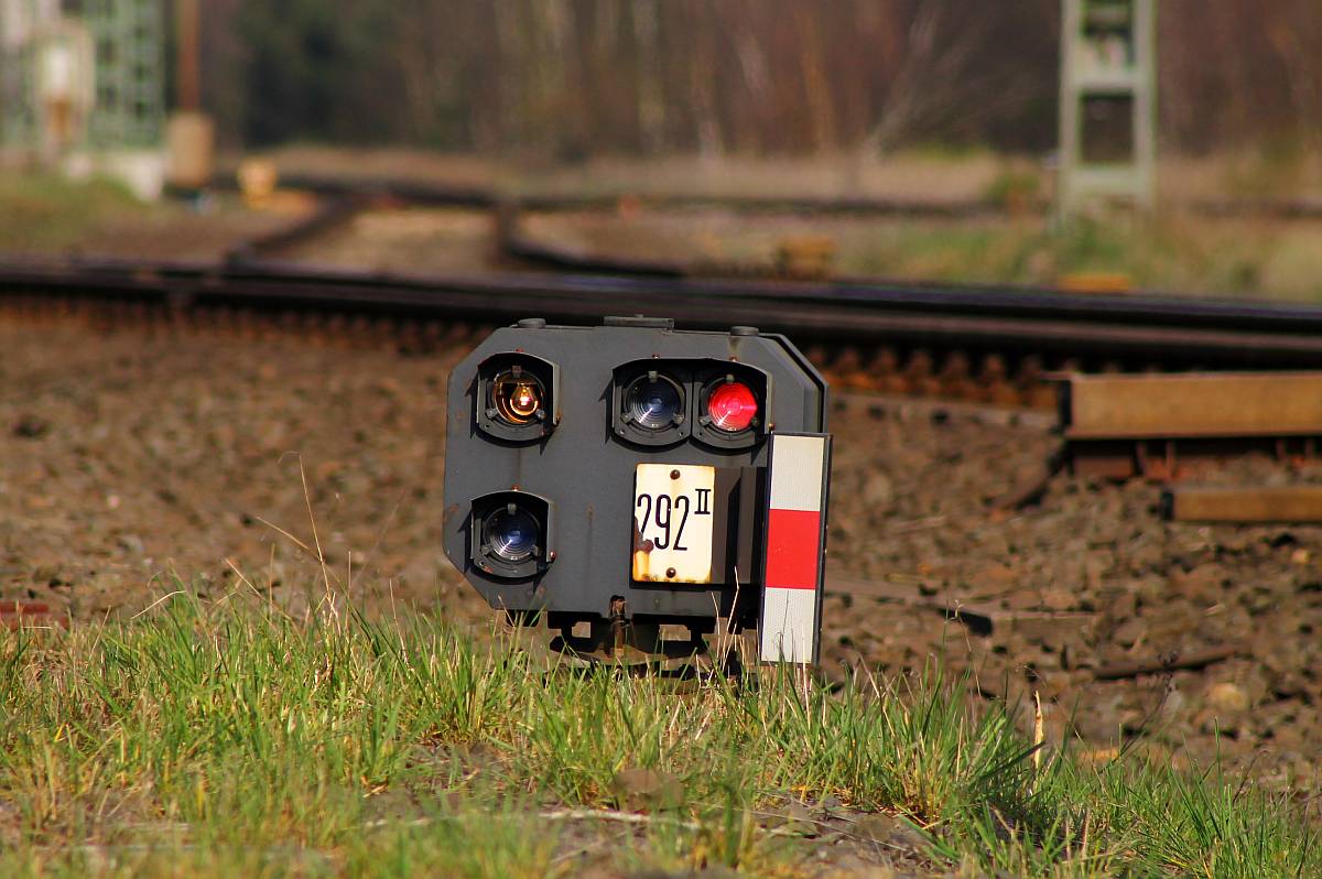 Seit ca. 1995 wird der Abzweig(alte Strecke Flensburg-Niebüll) in Richtung der ehemaligen Briesen-Kaserne in Flensburg-Weiche nicht mehr genutzt. Das Gleissperrsignal/Schutzsignal 292 II hier in Hp 0 -  Halt  Stellung ist aber weiterhin in Funktion da die Weiche noch vorhanden ist. Flensburg-Weiche 03.04.2014