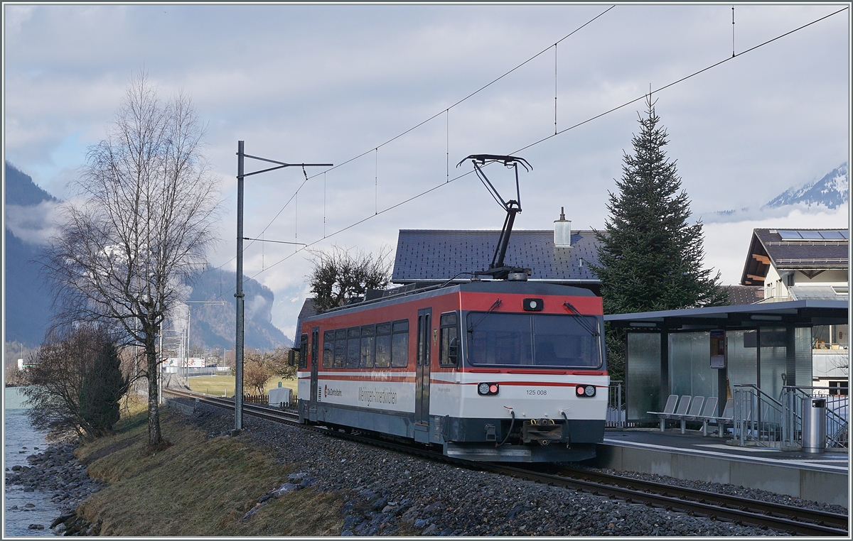 Seit dem 1. Januar hat die Zentralbahn die MIB übernommen und einige Fahrzeuge zeigen sich schon mit entsprechenden Änderungen. Im Bild zeigt sich der Be 125 008, bei der MIB als Be 4/4 8 geführt und im Innenraum mit 90 85 8470 008-6 angeschrieben ist. Der Triebwagen ist auf der Fahrt von Innertkirchen nach Meiringen und verlässt gerade die Haltestelle Aareschlucht West. 

17. Februar 2021  