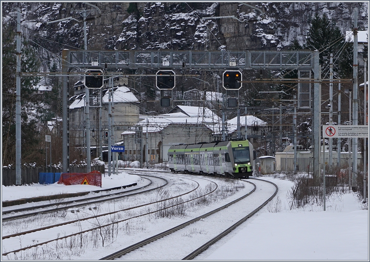 Seit dem Fahrplanwechsel 2016/17 fährt die BLS einzelne Leistungen von Brig nach Domodossla; mittelfristig soll das Angebot ausgebaut werden. Das Bild zeigt einen  Lötschberger  im Bahnhof von Varzo.
14. Jan 2017