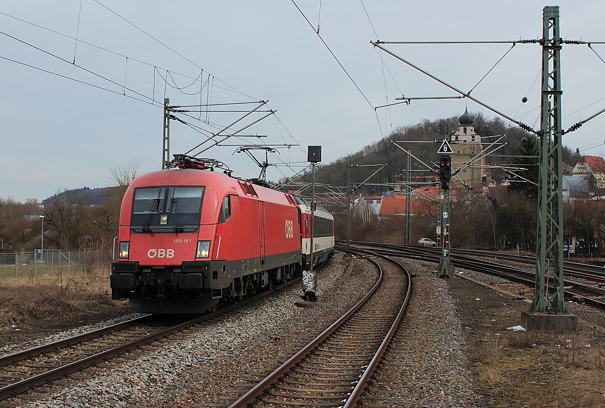 Seit dem Fahrplanwechsel kommen 1116 der ÖBB vor den IC von Stuttgart nach Zürich zum Einsatz. Am 22.03.2018 durchfährt 1116 167 mit dem IC 185 den Bahnhof Herrenberg. Eine österreichische Lok mit einer schweizer Wagengarnitur auf einer Verbindung von Deutschland in die Schweiz ist auch für mich was Neues.